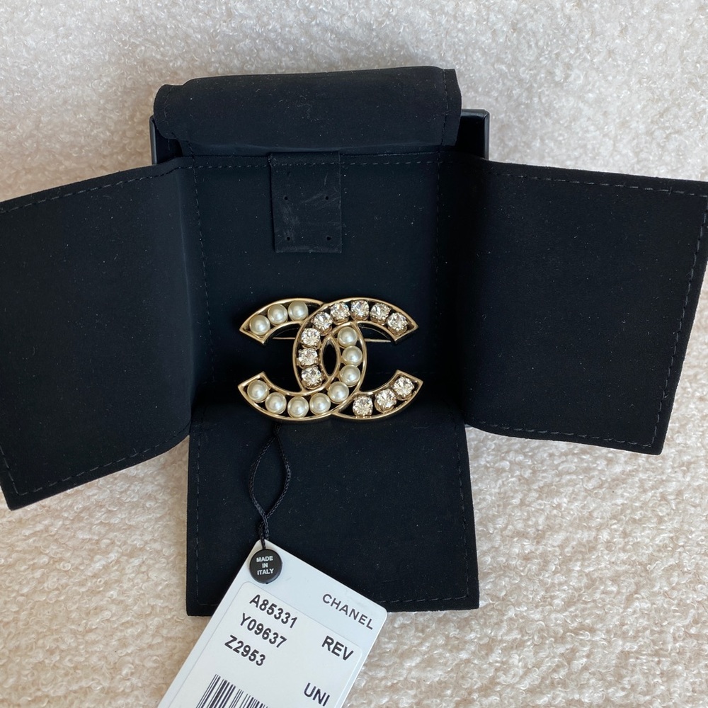 Chanel Pearl and Crystal brooch, gold tone - Picture 2 of 14